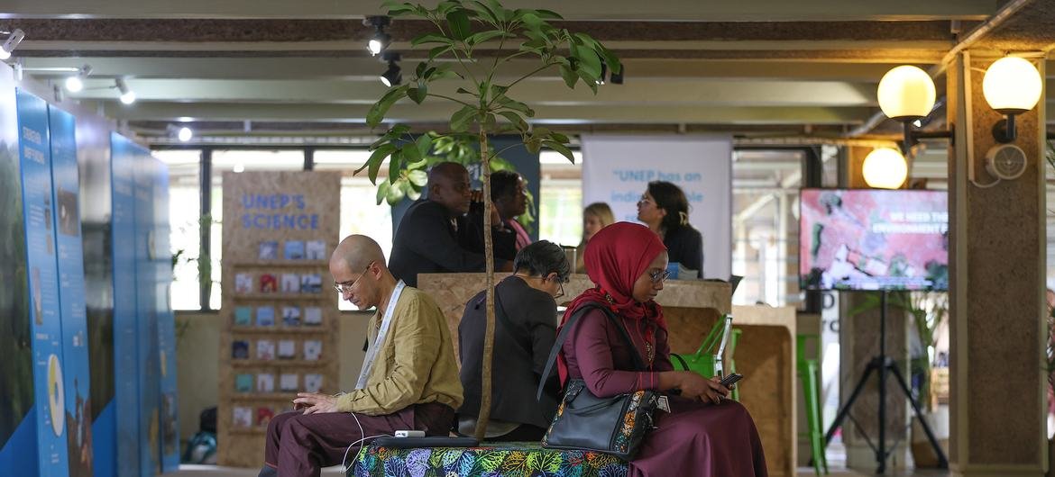 Participantes na área de exposição na sexta sessão da Assembleia das Nações Unidas para o Meio Ambiente em Nairóbi, Quênia, em 27 de fevereiro de 2024