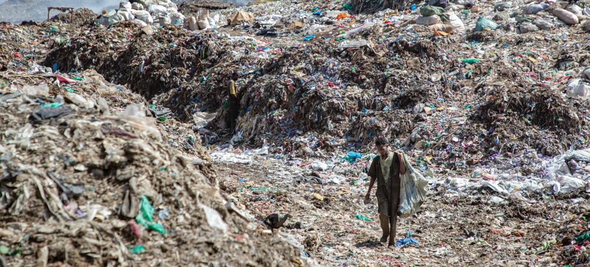 Aterro de Dandora em Nairóbi, no Quênia, onde grande parte dos resíduos do aterro é de plástico.