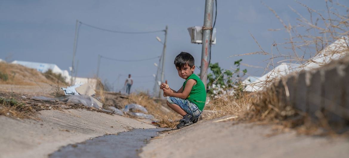 Um menino sírio de seis anos fugiu do Iraque com sua família devido ao conflito