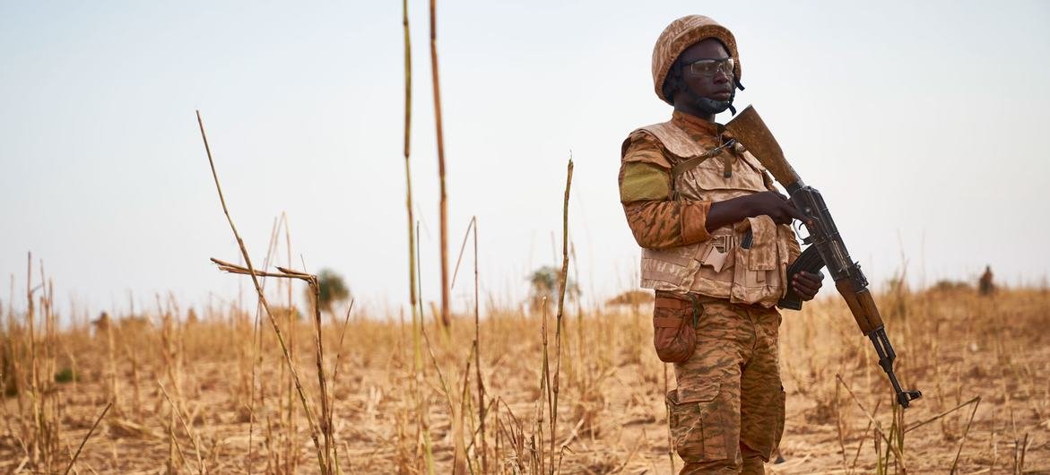 Um soldado de Burkina Faso monta guarda ao longo da fronteira com o Mali e o Níger durante uma operação militar contra suspeitos de terrorismo