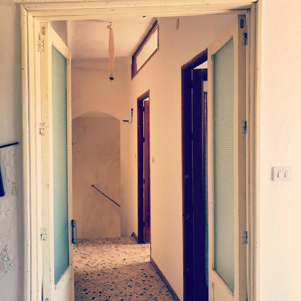 Por dentro, as casas tinham revestimentos originais da década de 1960, que serão mantidos — Foto: Instagram / @sicilydreamhome / Reprodução