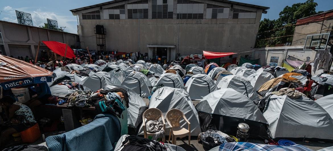 Barracas para pessoas que fugiram de suas casas agora ocupam um complexo escolar e esportivo no centro de Porto Príncipe Barracas para pessoas que fugiram de suas casas agora ocupam um complexo escolar e esportivo no centro de Porto Príncipe