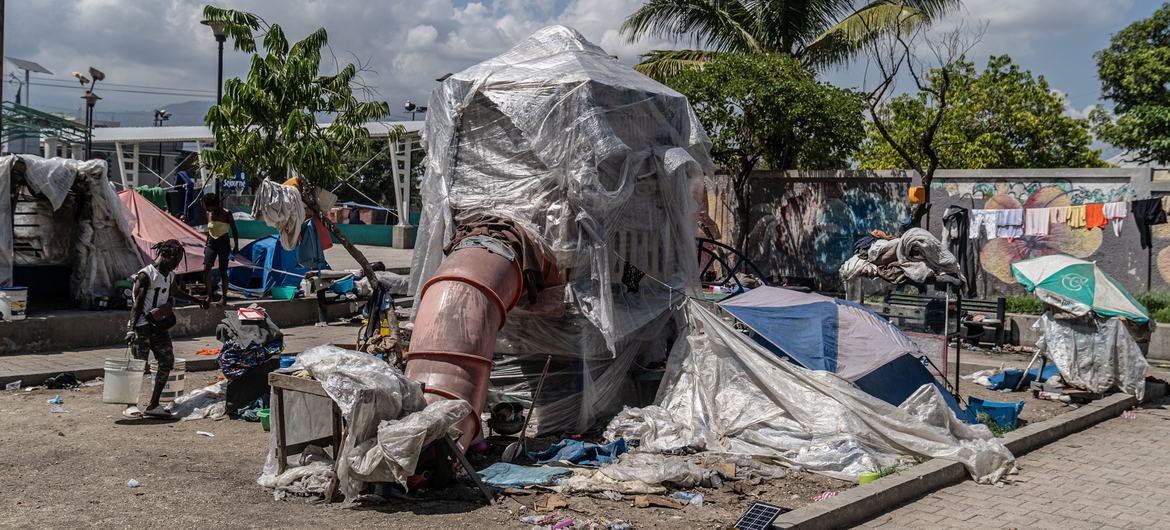 Uma estrutura de parque infantil torna-se um abrigo para as pessoas na área de Tabarre, em Porto Príncipe, Haiti Uma estrutura de parque infantil torna-se um abrigo para as pessoas na área de Tabarre, em Porto Príncipe, Haiti