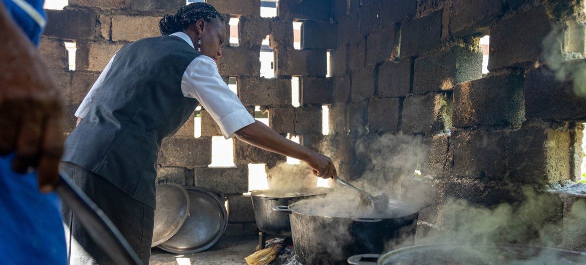 Voluntários preparam refeições escolares com ingredientes cultivados localmente em Gonaives, no noroeste do Haiti Voluntários preparam refeições escolares com ingredientes cultivados localmente em Gonaives, no noroeste do Haiti
