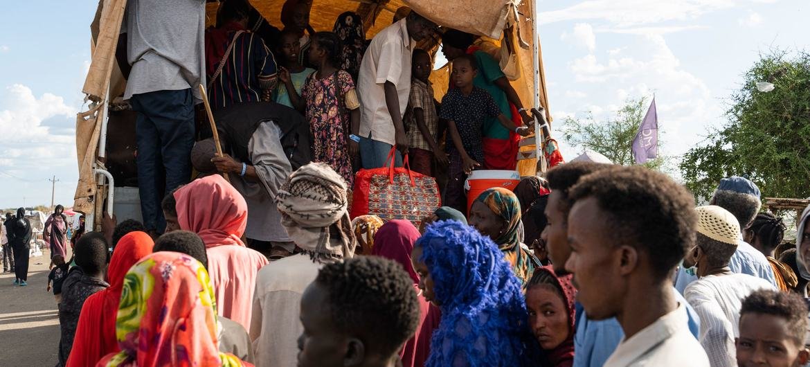 Sudaneses em movimento para as nações anfitriãs enfrentam o risco da ação de redes de contrabando Sudaneses em movimento para as nações anfitriãs enfrentam o risco da ação de redes de contrabando