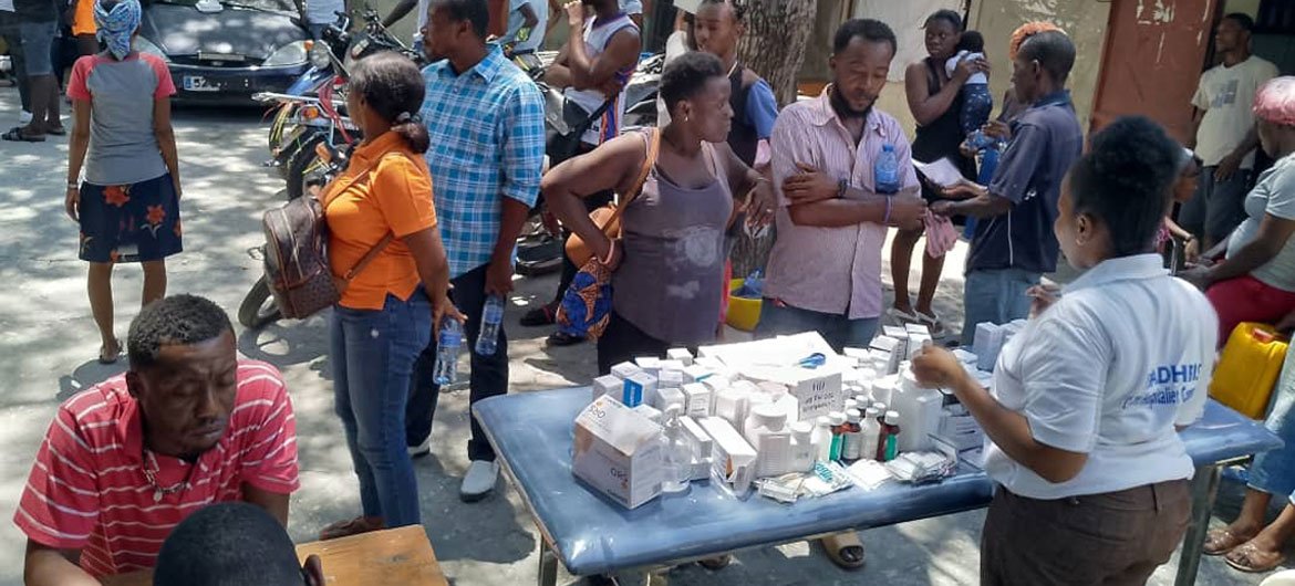 Uma equipe móvel de saúde apoiada pelo Unfpa visita um local para pessoas deslocadas perto da capital do Haiti, Porto Príncipe Uma equipe móvel de saúde apoiada pelo Unfpa visita um local para pessoas deslocadas perto da capital do Haiti, Porto Príncipe