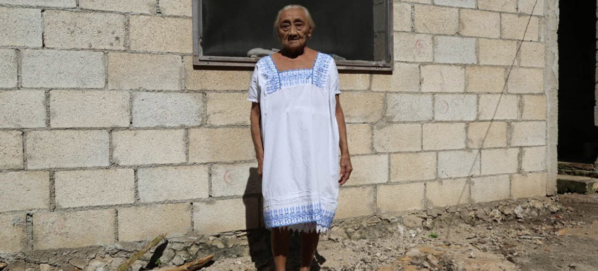 Idosa posando em frente à sua casa em Chagas, no México, onde foram instaladas cortinas impregnadas de longa duração para manter a casa livre dos insetos triamatones Idosa posando em frente à sua casa em Chagas, no México, onde foram instaladas cortinas impregnadas de longa duração para manter a casa livre dos insetos triamatones