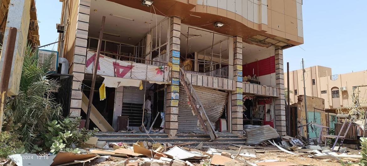 Um edifício destruído na área de Omdurman, no Sudão, onde a guerra que está em curso desde 15 de Abril causou destruição generalizada de infra-estruturas Um edifício destruído na área de Omdurman, no Sudão, onde a guerra que está em curso desde 15 de Abril causou destruição generalizada de infra-estruturas