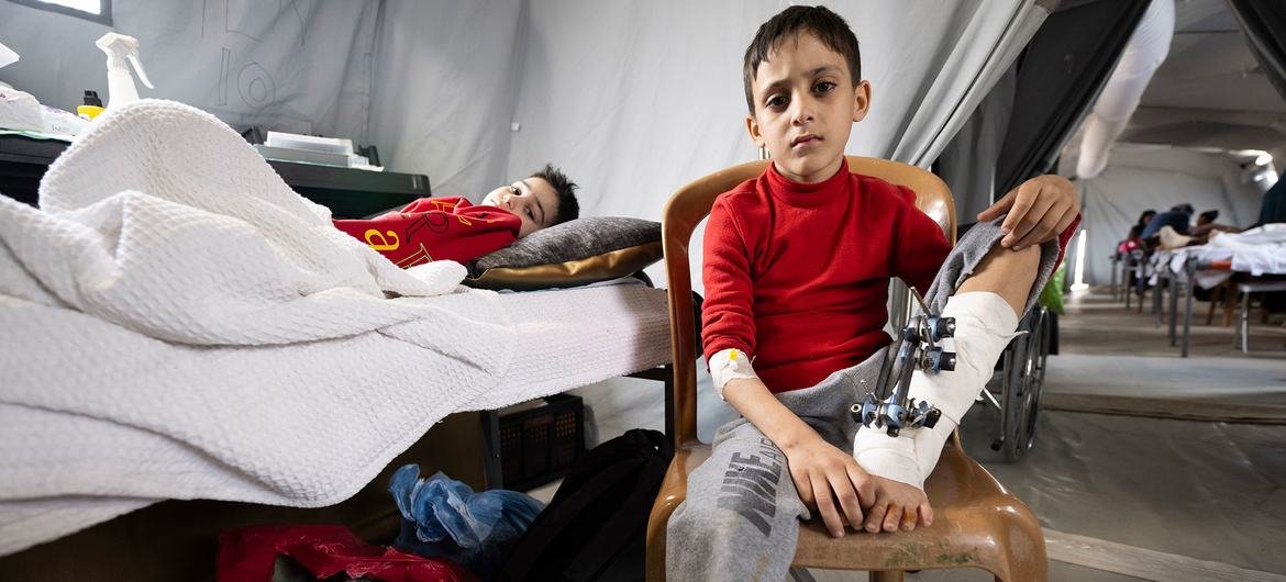 Crianças estão sendo tratadas em um hospital de campanha temporário em Mouraj, bairro no sul da Faixa de Gaza Crianças estão sendo tratadas em um hospital de campanha temporário em Mouraj, bairro no sul da Faixa de Gaza