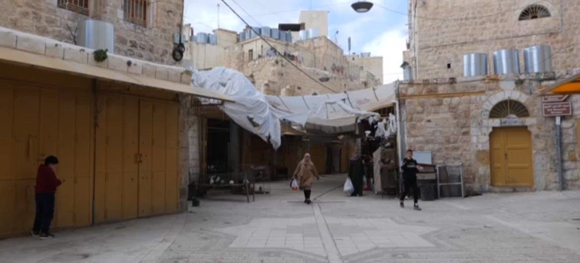 Os mercados na antiga cidade de Hebron, que normalmente estariam lotados de compradores, estão quase vazios e muitas lojas estão fechadas Os mercados na antiga cidade de Hebron, que normalmente estariam lotados de compradores, estão quase vazios e muitas lojas estão fechadas
