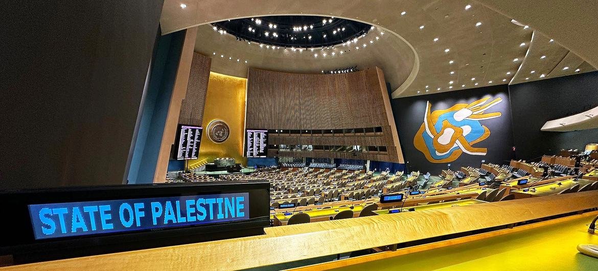 Atualmente, a Palestina tem status de Estado Observador nas Nações Unidas e senta-se no fundo do salão da Assembleia Geral.