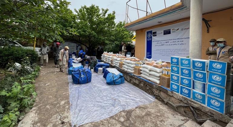 Os suprimentos são preparados para distribuição após as enchentes no nordeste do Afeganistão.