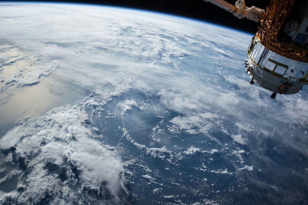 Uma visão da Terra e de um satélite vistos do espaço sideral.
