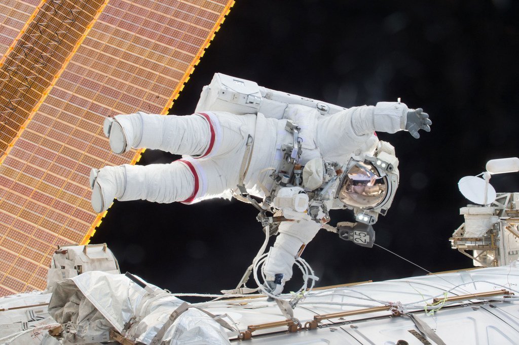 O astronauta da Nasa Scott Kelly flutuando durante uma caminhada espacial