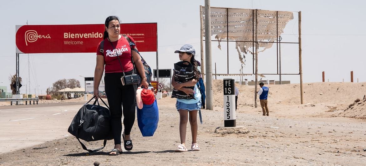 Uma família venezuelana faz uma longa viagem da fronteira sul do Peru até Lima