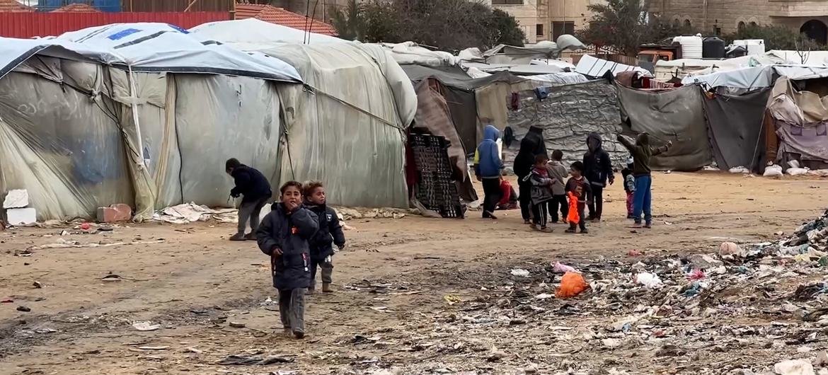 Em meio a dificuldades crescentes, os deslocados de Gaza enfrentam frio e chuva