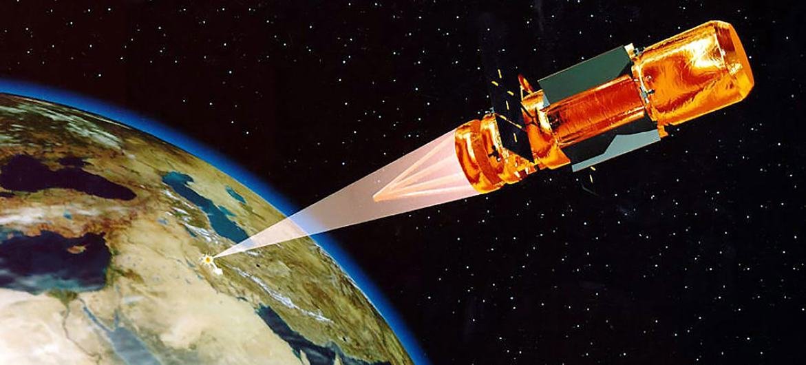 Uma arma conceitual de energia dirigida baseada em satélite, usada para atingir alvos com precisão na Terra, é retratada pelo Comando Espacial dos Estados Unidos