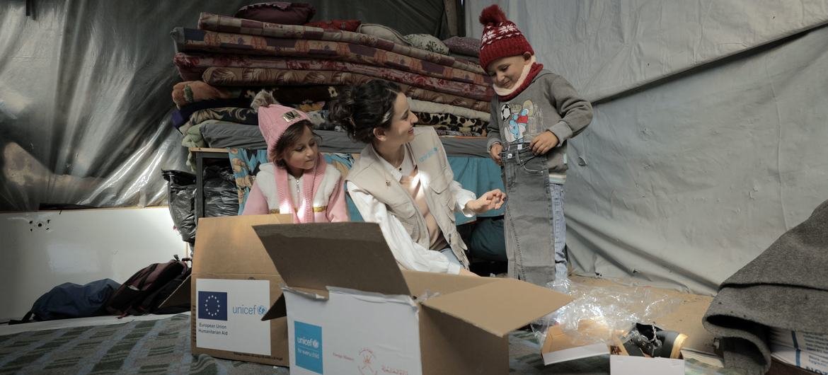 Agasalhos são distribuídos às famílias em Khan Younis, Gaza