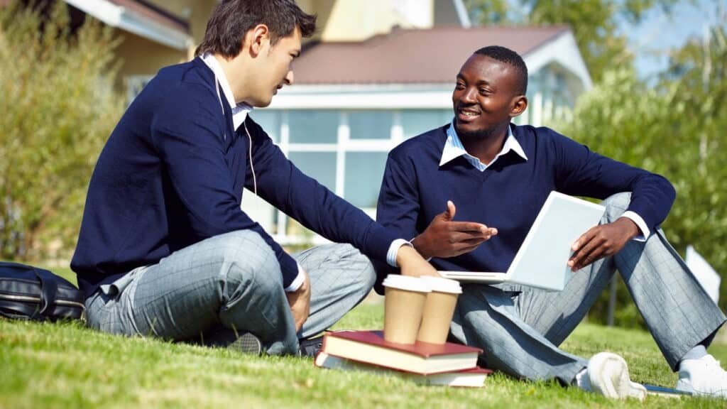 Estudantes do ensino médio recebem R$ 200 mensais pelo Programa Pé-de-Meia!
