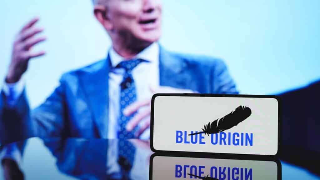 A reação de Katy Perry ao voltar à Terra após viagem espacial com a Blue Origin