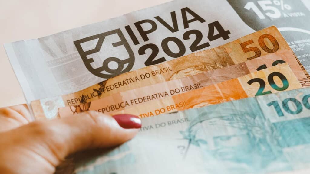 IPVA e dinheiro - Créditos: depositphotos.com / rafapress