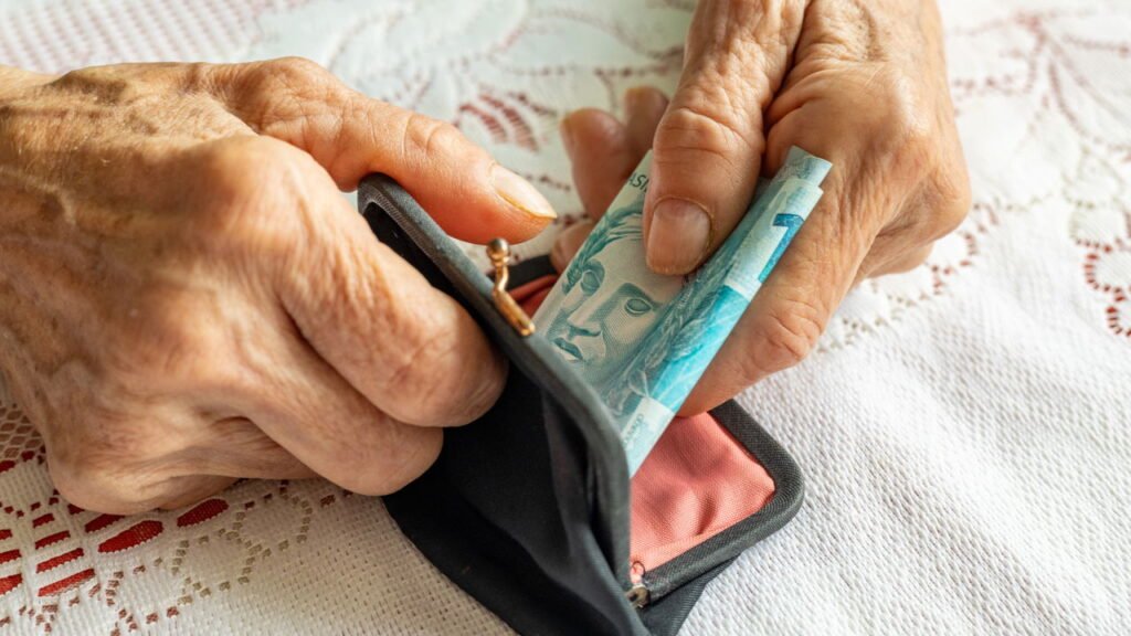 Aposentados e pensionistas já estão recebendo o 13º em duas parcelas