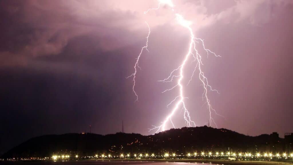 Tempestade no Brasil - Créditos: depositphotos.com / fabiofersa